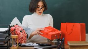 Profesorii, pe lista de cadouri a familiei! Darurile pentru cadrele didactice au devenit o tradiție costisitoare: „E complet ilegal”